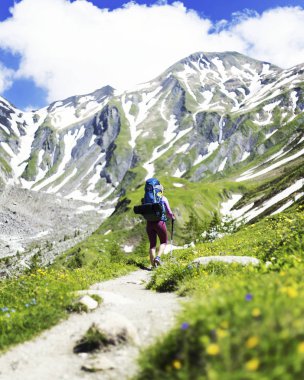 Kanada dağlarda trekking. Zam Kuzey Amerika'da popüler eğlence etkinliğidir.
