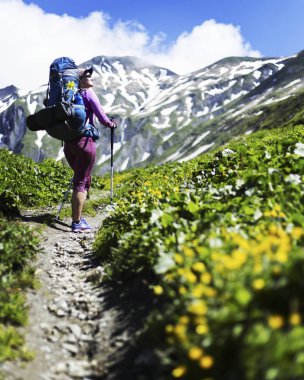 Kanada dağlarda trekking. Zam Kuzey Amerika'da popüler eğlence etkinliğidir.