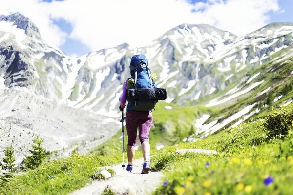 Kanada dağlarda trekking. Zam Kuzey Amerika'da popüler eğlence etkinliğidir.