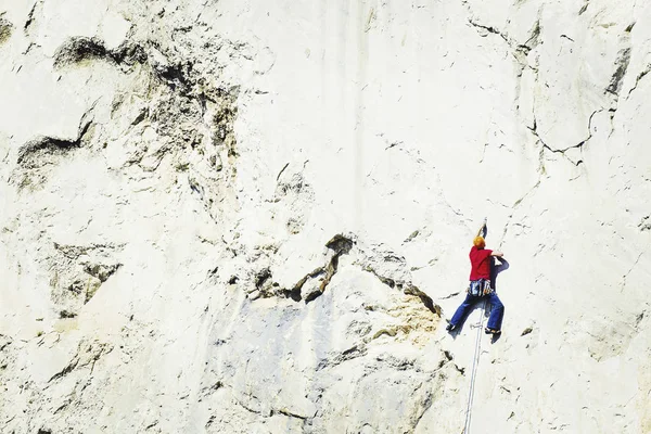 Νεαρός Άνδρας Ψάχνει Ενώ Αναρρίχηση Προκλητική Διαδρομή Πάνω Βράχο — Φωτογραφία Αρχείου