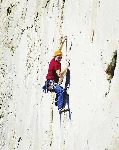 Young Man Looking While Climbing Challenging Route Cliff — Stock Photo, Image