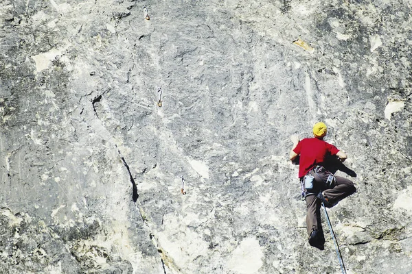 Junger Mann Blickt Beim Klettern Anspruchsvoller Route Auf Klippe Auf — Stockfoto