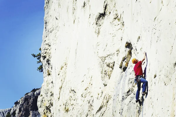 Junger Mann Blickt Beim Klettern Anspruchsvoller Route Auf Klippe Auf — Stockfoto