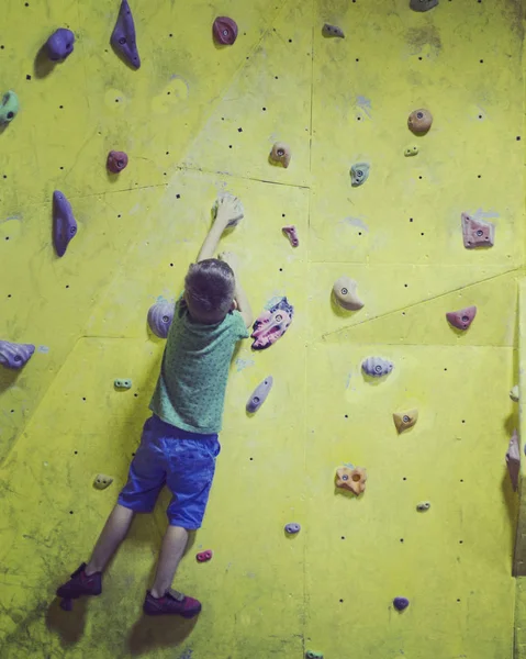 Chico Está Entrenado Para Escalar Simulador — Foto de Stock