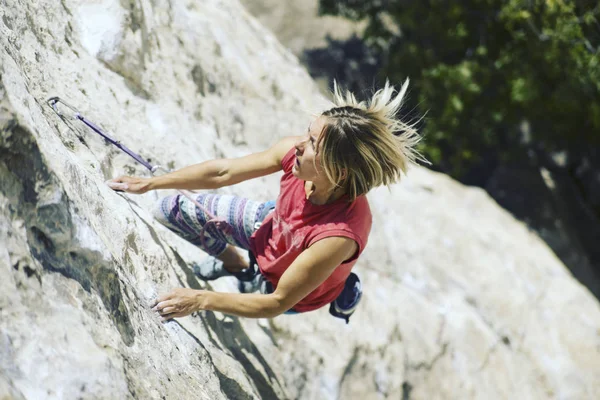 Young Female Rock Climber Cliff Face — Stock Photo, Image