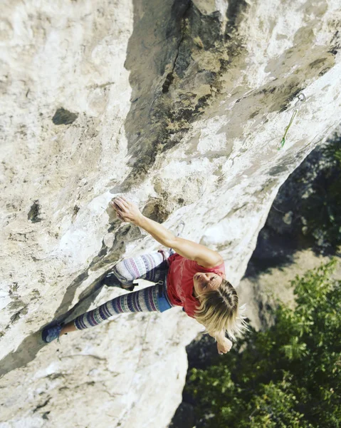 Young Female Rock Climber Cliff Face — Stock Photo, Image