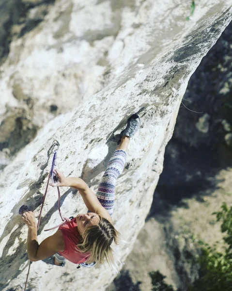 Young Female Rock Climber Cliff Face — Stock Photo, Image