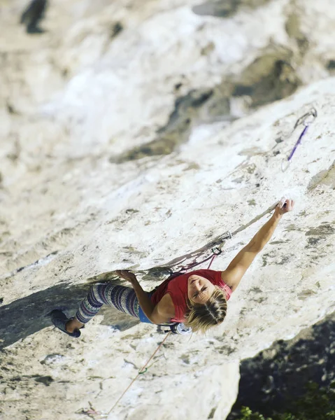 Joven Escaladora Rocas Acantilado — Foto de Stock