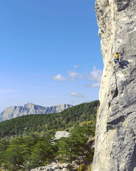 崖の顔にロック クライマー — ストック写真