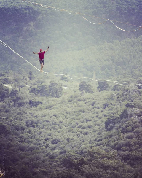 Highliner Uma Corda Destaque Contexto Montanhas Desporto Extremo Natureza Equilibrar — Fotografia de Stock