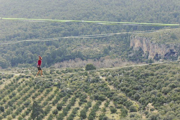 Highliner Sur Une Corde Highline Sur Fond Montagnes Sport Extrême — Photo