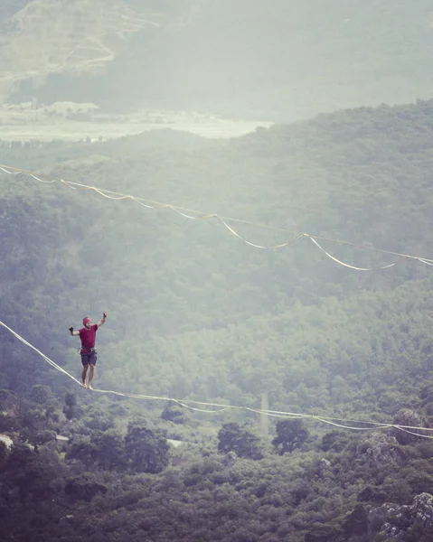 Highliner Ipte Dağların Arka Planında Yüksek Bir Çizgi Doğada Ekstrem — Stok fotoğraf