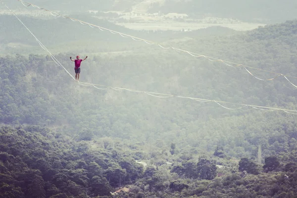 Highliner Seil Highline Auf Einem Hintergrund Von Bergen Extremsport Der — Stockfoto