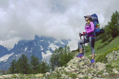 Kanada dağlarda trekking. Zam Kuzey Amerika'da popüler eğlence etkinliğidir.