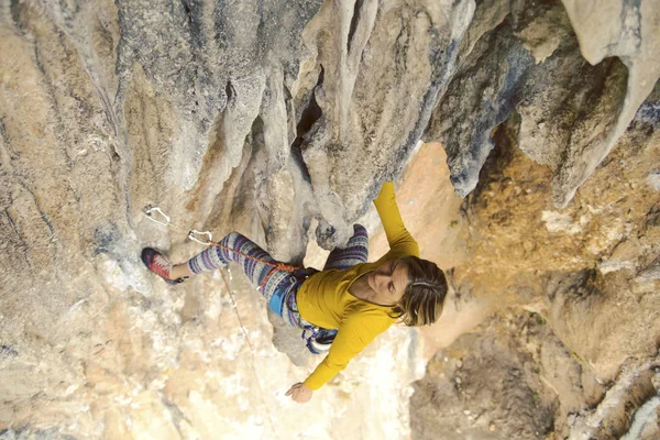 Young Female Rock Climber Cliff Face — Stock Photo, Image