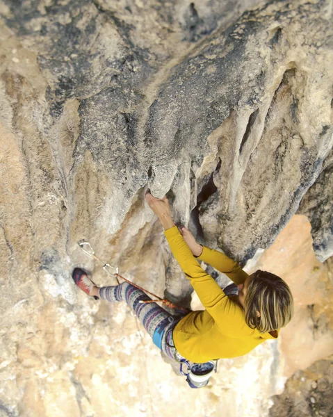 Jovem Alpinista Feminina Penhasco — Fotografia de Stock