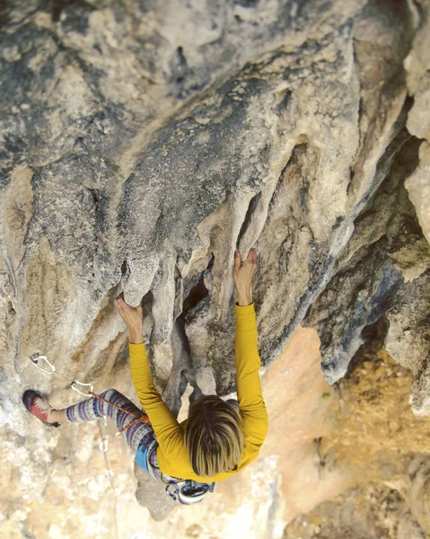 Giovane Arrampicatrice Femminile Una Parete Scogliera — Foto Stock