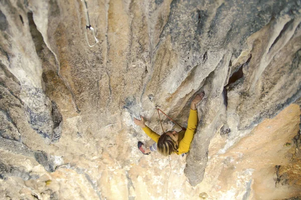 Junge Bergsteigerin Einer Felswand — Stockfoto