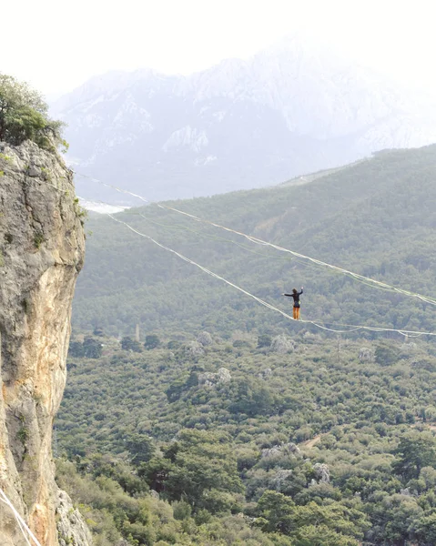 Highliner Ipte Dağların Arka Planında Yüksek Bir Çizgi Doğada Ekstrem — Stok fotoğraf