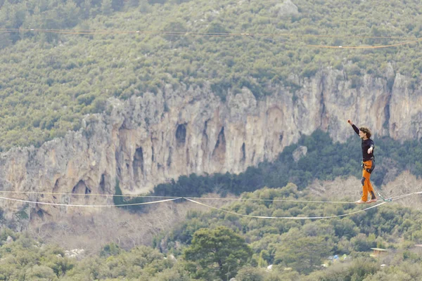 Highliner Uma Corda Destaque Contexto Montanhas Desporto Extremo Natureza Equilibrar — Fotografia de Stock