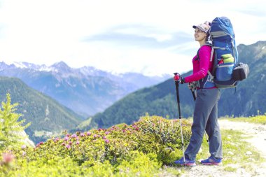 Kanada dağlarda trekking. Zam Kuzey Amerika'da popüler eğlence etkinliğidir.