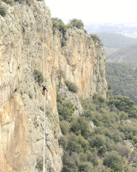 Highliner Sur Une Corde Highline Sur Fond Montagnes Sport Extrême — Photo