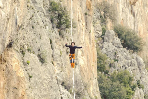 Highliner Uma Corda Destaque Contexto Montanhas Desporto Extremo Natureza Equilibrar — Fotografia de Stock