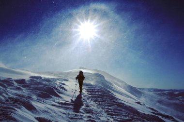 Bir sırt çantası ve çadır ile dağlarda kış yürüyüş.