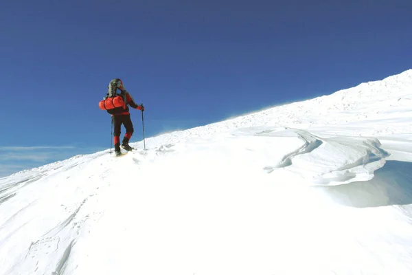 冬ハイキングのバックパック テントと山脈の — ストック写真