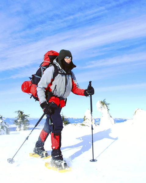 冬ハイキングのバックパック テントと山脈の — ストック写真
