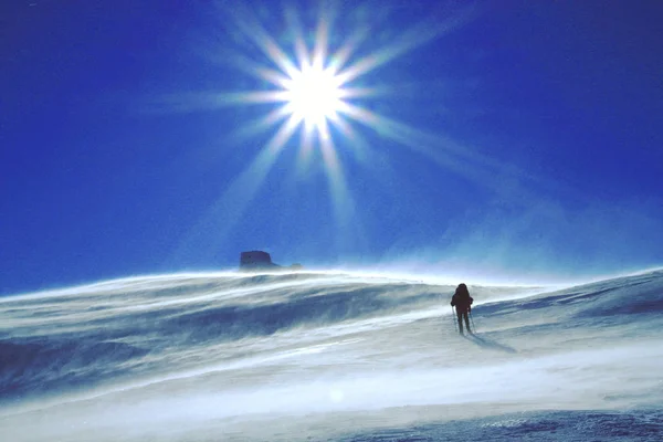 Χειμερινή Ανάβαση Στο Βουνό Ένα Σακίδιο Και Τέντα — Φωτογραφία Αρχείου
