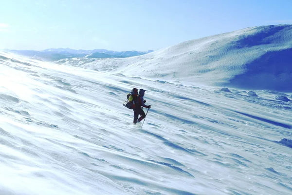 Caminhada Inverno Nas Montanhas Com Uma Mochila Tenda — Fotografia de Stock