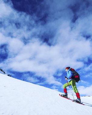 Karayak walker güzel gündoğumu ışık ile toz karda koşma. Açık Kış etkinliği ve sağlıklı yaşam tarzı
