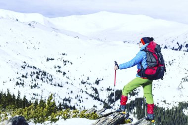Karayak walker güzel gündoğumu ışık ile toz karda koşma. Açık Kış etkinliği ve sağlıklı yaşam tarzı