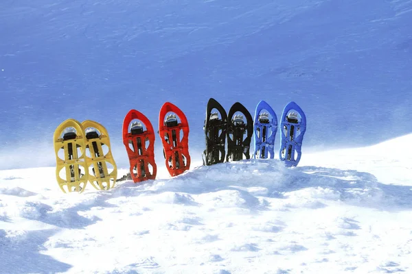 Kış Dağlarda Trekking Kar Ayakkabılarını Stand Karda — Stok fotoğraf