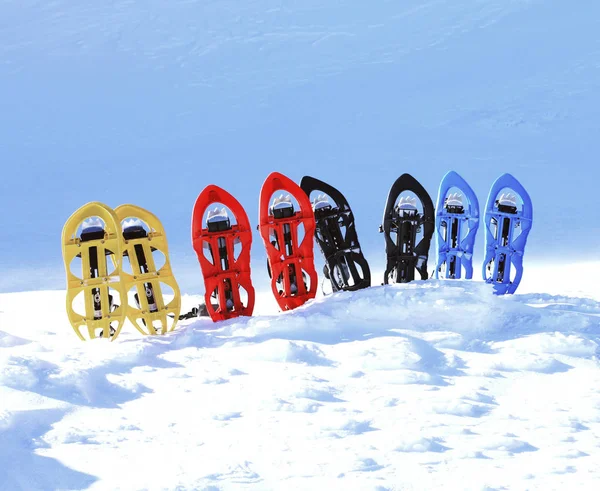 Winter Wandelen Bergen Sneeuwschoenen Staan Sneeuw — Stockfoto