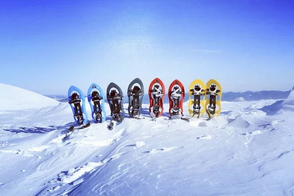 Trekking Inverno Nas Montanhas Sapatos Neve Estão Neve — Fotografia de Stock