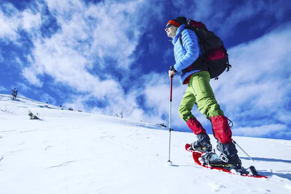 Caminante Raquetas Nieve Corriendo Nieve Polvo Con Hermosa Luz Del — Foto de Stock