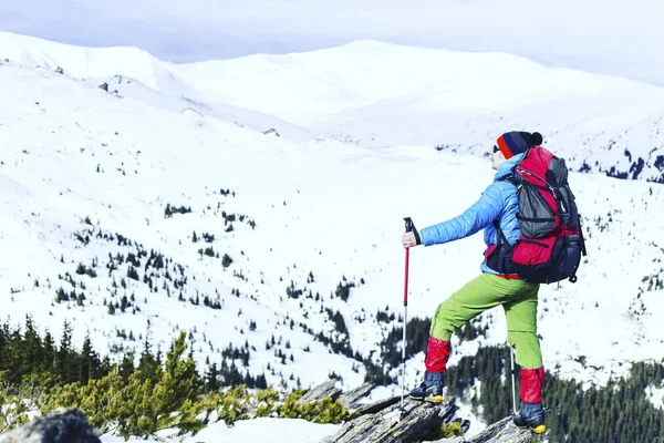 Schneeschuhwanderer Der Pulverschnee Bei Schönem Sonnenaufgang Läuft Winteraktivität Freien Und — Stockfoto