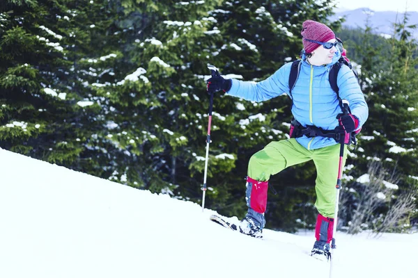 滑雪鞋沃克在美丽的日出光粉雪中运行 冬季户外活动和健康的生活方式 — 图库照片