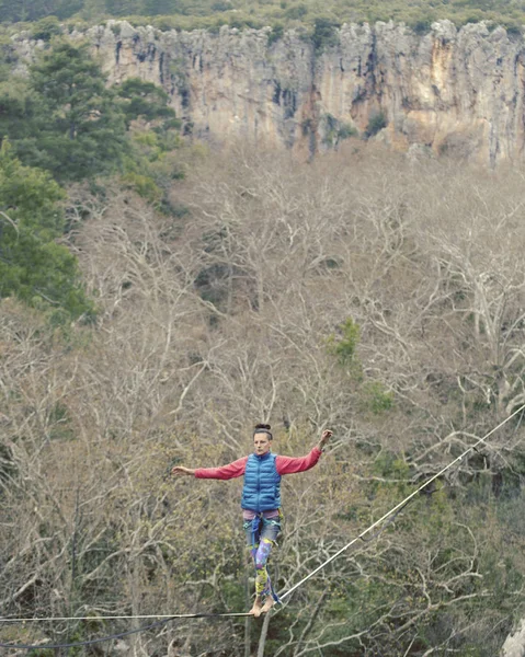 Highliner Uma Corda Destaque Contexto Montanhas Desporto Extremo Natureza Equilibrar — Fotografia de Stock