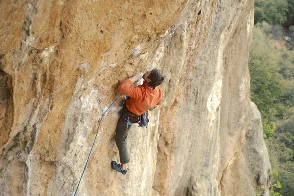 Homem Alpinista Alpinista Sobe Numa Parede Rochosa Homem Faz Movimento — Fotografia de Stock