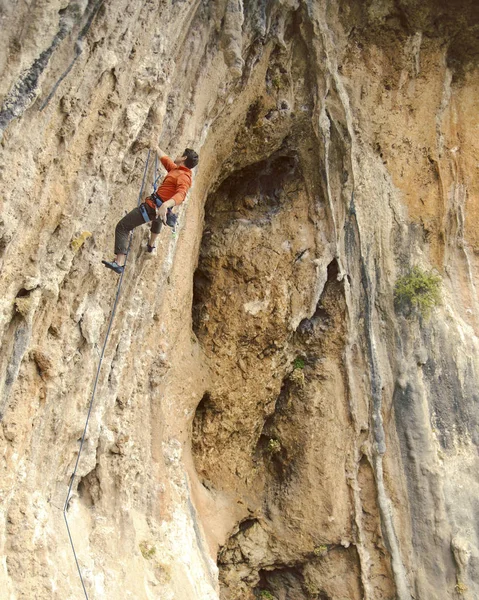 Homem Alpinista Alpinista Sobe Numa Parede Rochosa Homem Faz Movimento — Fotografia de Stock