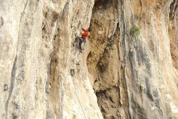 Man Rock Climber Rock Climber Climbs Rocky Wall Man Makes — Stock Photo, Image