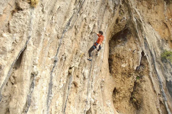 Man Rock Climber Rock Climber Climbs Rocky Wall Man Makes — Stock Photo, Image