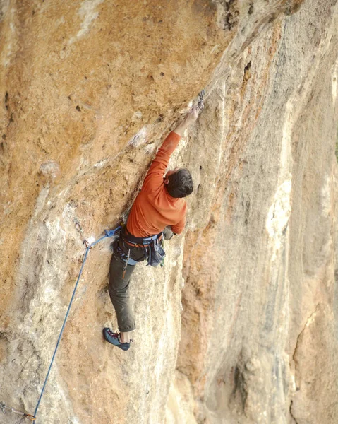 Homme Grimpeur Alpiniste Grimpe Sur Une Paroi Rocheuse Homme Fait — Photo