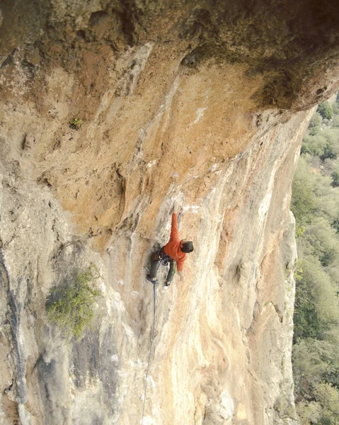 Homem Alpinista Alpinista Sobe Numa Parede Rochosa Homem Faz Movimento — Fotografia de Stock