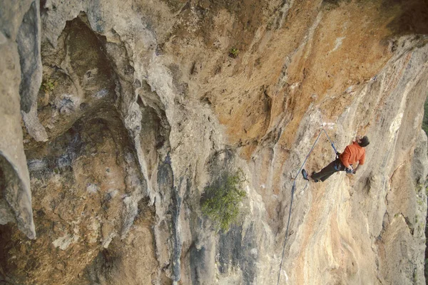 Arywista Człowieka Alpinista Wspina Się Skaliste Ściany Człowiek Sprawia Ruch — Zdjęcie stockowe