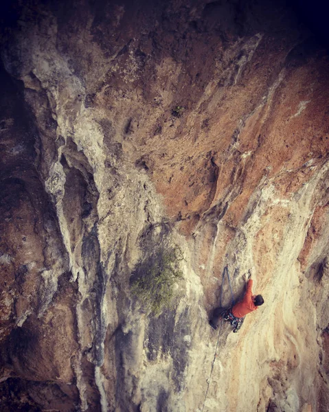 Homem Alpinista Alpinista Sobe Numa Parede Rochosa Homem Faz Movimento — Fotografia de Stock