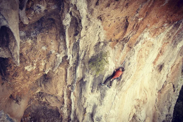 Hombre Escalador Rocas Escalador Rocas Sube Una Pared Rocosa Hombre —  Fotos de Stock